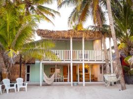 Utopia Guesthouse & Yoga Studio beachfront home，位于埃尔库约的度假屋
