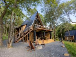 Valhalla Cabins AFrames with hot tubs & sauna，位于科斯比的酒店