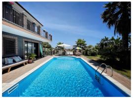 Etna Pool Jacuzzi Villa -Sea view & Mt Etnaa，位于马斯卡卢恰的住宿加早餐旅馆