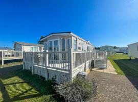 Lovely Caravan With Decking At Manor Park, Near Hunstanton Beach Ref 23034c，位于亨斯坦顿的露营地