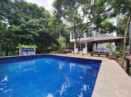 Country Home w Private Pool at Antipolo，位于安蒂波洛的度假屋