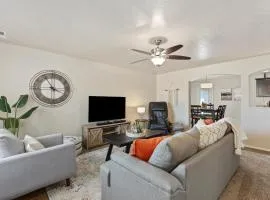 Pet Friendly Stay Sleeps 9 Pool Workspace
