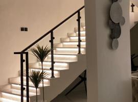 شاليه اند هوم，位于哈伊勒的带泳池的酒店