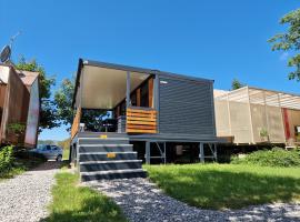 Tavio mobile house Kolpa, BIG BERRY, Metlika，位于梅特利卡的乡村别墅