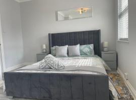 Luxury 2 bedroom maisonette with private garden, fibre WIFI, Sky channels，位于坎伯利的公寓