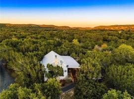 Modern Cabin with Hill Country Views，位于Rio Frio的酒店