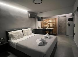 Loft Spa Greece - Enjoy our Jacuzzi，位于卡拉马塔的带按摩浴缸的酒店