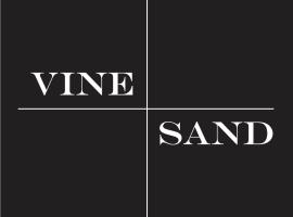 Vine & Sand--Southold NY's Newest B&B，位于绍斯霍尔德的带按摩浴缸的酒店