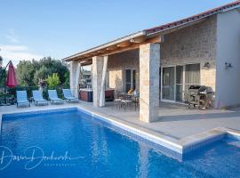 Island Villa Adriana with heated pool and sauna，位于伦的度假屋