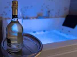 Al Chiaro di Luna Luxury Suites AMALFI COAST，位于维耶特里的酒店