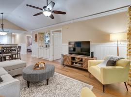 High-End Pawleys Island Condo with Porch and Pools!，位于帕瓦雷斯岛的酒店