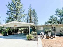 Retreat Home Near Yosemite and Bass Lake!，位于奥克赫斯特的酒店