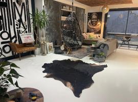 Unique and Artsy Holiday Shared Home，位于珀利的酒店