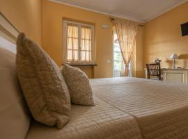 阿尔伯格拉鲁纳酒店，位于萨尔扎纳的酒店