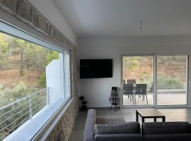 Serenity - Brand new apartment in Ermioni Village，位于埃尔米奥尼的度假短租房