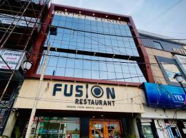 Hotel Fusion，位于Kurukshetra的带停车场的酒店