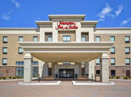 Hampton Inn & Suites Detroit/Warren，位于沃伦杰罗姆·邓肯福特剧院附近的酒店