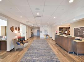 Hampton Inn & Suites Menomonie-UW Stout，位于梅诺莫尼的酒店