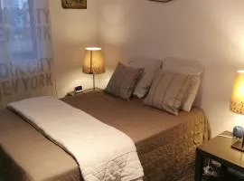 Maison 48m2 deux chambres cour privé et personnelle pour motos ou voitures 4 Pers proche mairie et bus tram