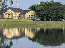 Port Saint Lucie A Little Piece Of Heaven- Peaceful Lake view Apartment- 1 min from I95 and Turnpike