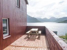 The Cozy red house with Amazing sea view，位于Morskranes的酒店