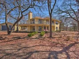 Spacious Texas Getaway half Mi to Lake Texoma!