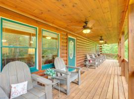 Moonshine Manor Cabin with Hot Tub, Near Lake Lure，位于卢尔湖的酒店