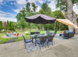 Waterfront Wallkill Duplex Home with Fire Pits!，位于Wallkill的酒店