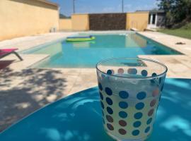 Villa et chalet avec piscine proche Aix & Luberon，位于Peyrolles-en-Provence的木屋