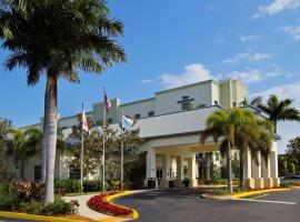 劳德代尔堡机场邮轮码头希尔顿惠庭套房酒店，位于达尼亚滩Lauderdale Small Boat Club Marina附近的酒店