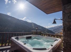 Luxury Treeline Residence with Hot Tub - By Ski Chalet Andorra，位于索尔德乌的木屋