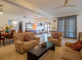 Spacious 4BR 4BA Family Villa wt Balcony & Lavish Garden，位于Ratmalana的酒店