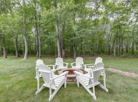 Spacious Connecticut Home - Deck, Grill and Fire Pit，位于米斯蒂克的酒店