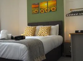 4 Bed - Parking - Close to M4 - Ideal for Work