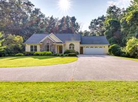 Charming Flushing Cottage with Deck and Spacious Yard!，位于Flushing的酒店