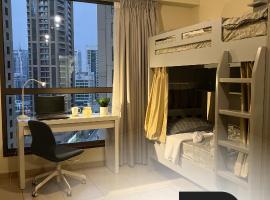 Robin Beach Hostel JBR，位于迪拜朱美拉海滩The Walk大道附近的酒店