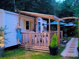 Camping Marvilla Parks -Parc des roches 91530，位于Saint-Chéron的露营地