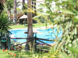 Chalet adosado en urbanización con piscina，位于埃斯特波纳的酒店