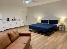 Ranchette Apartment- beach access small lake view，位于Buchanan Dam的酒店