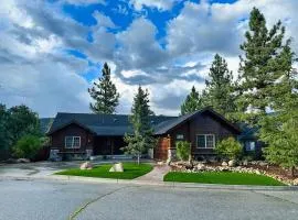 CUSTOM SINGLE STORY CABIN WITH JACUZZI POOL TABLE & BIG GAME ROOM WITH ARCADE games