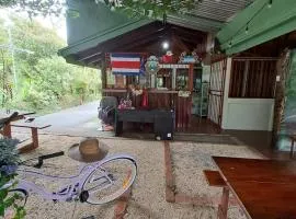 Glamping Rio Celeste Heliconia