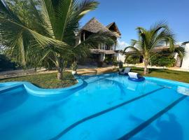 HOOM，位于布韦朱的带泳池的酒店