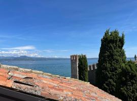 Prestige Sirmione Via Antiche Mura，位于西尔米奥奈的酒店