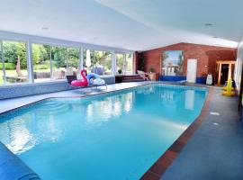 Luxury property - Swimming Pool, Games Room & Hot Tub，位于阿斯克的带按摩浴缸的酒店