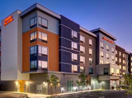 Hampton Inn & Suites By Hilton Rancho Cucamonga，位于库卡蒙格牧场汽车俱乐部赛车场附近的酒店