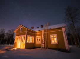 Iisland Pauhu Loghouse and sauna under the starlit sky，位于伊镇的酒店