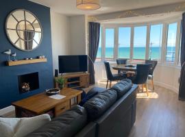 WORTHING BEACH 180 - 2 bed seafront apartment with private parking，位于沃辛的公寓