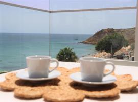 MC Suites Burgau with amazing front sea view，位于布尔高的酒店