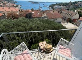 Apartments old town Hvar sea view，位于赫瓦尔的酒店