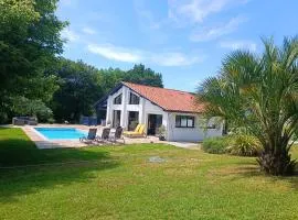 Spacieux et Lumineux appartement dans Villa Contemporaine avec Piscine chauffée privative près Golf d'Arcangues